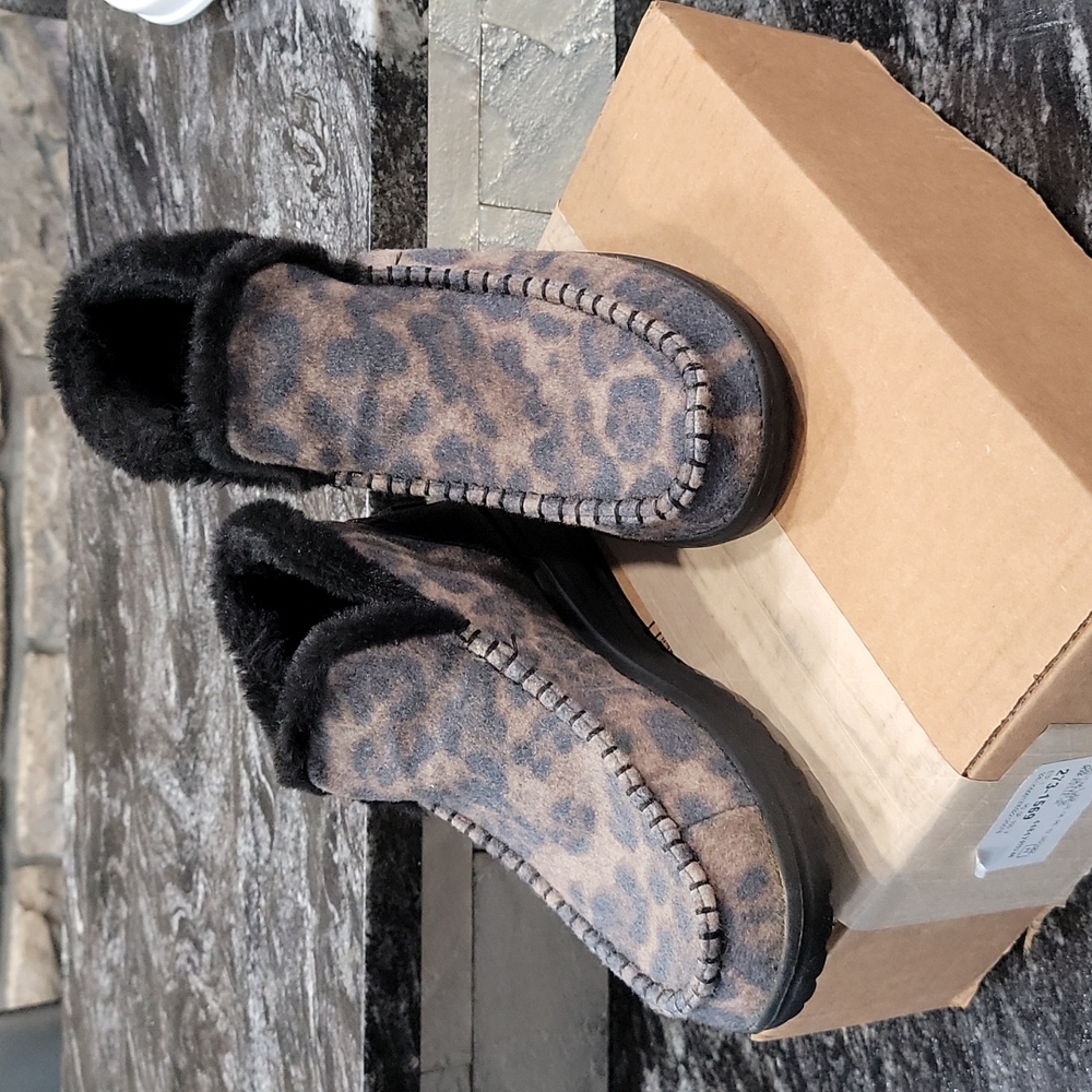 Hey dude booties size 8